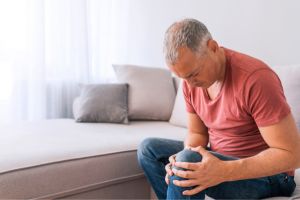 man with knee pain - temporary total disability benefits